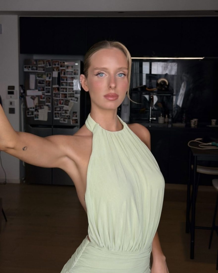 Client in a pale green dress with a luminous even tan